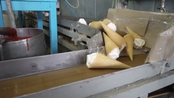 Автоматические конвейерные линии для производства мороженого — стоковое видео