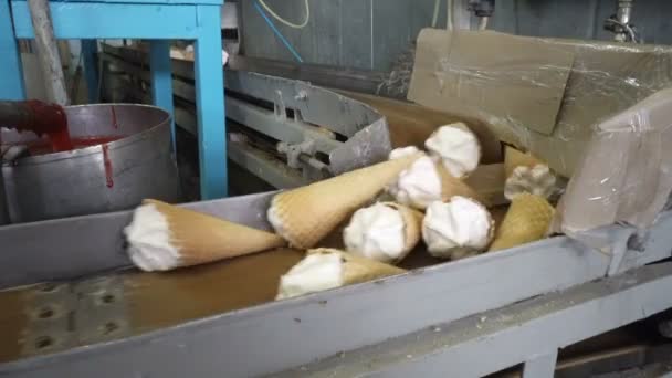 アイスクリームの生産のための自動搬送 — ストック動画