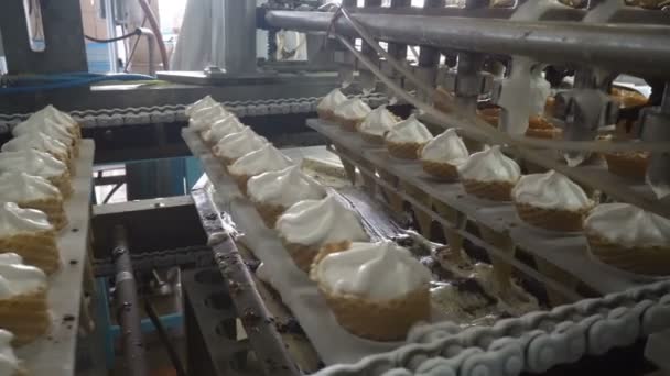 As linhas automáticas de transporte para a produção de sorvete — Vídeo de Stock