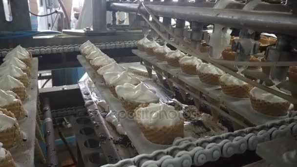 Автоматические конвейерные линии для производства мороженого — стоковое видео