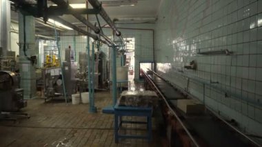Fabrikada Konveyör bant üzerine karton kutular