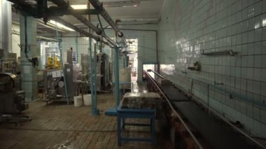 Fabrikada Konveyör bant üzerine karton kutular