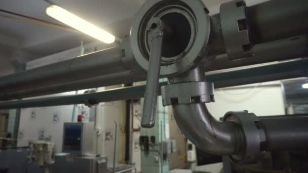 Νερό στάζει από τη βαλβίδα στο εργαστήριο παραγωγής — Αρχείο Βίντεο