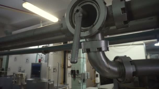 Капает вода из клапана в производственной лаборатории — стоковое видео