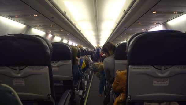 Interieur van het vliegtuig met passagiers op zitplaatsen. — Stockvideo