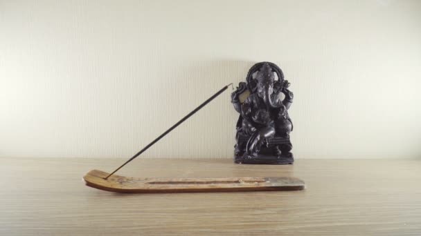 Hořící vonné tyčinky na pozadí Ganesh sochy v buddhistickém chrámu — Stock video