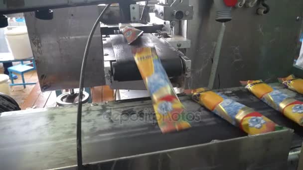 Przenośnik automatyczne linie do produkcji lodów — Wideo stockowe