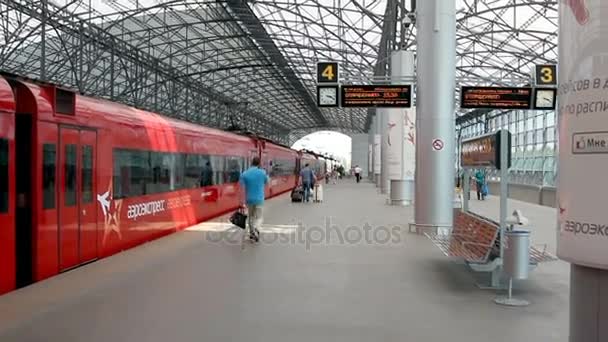 Comboio aeroexpress no terminal do aeroporto de Sheremetyevo D . — Vídeo de Stock