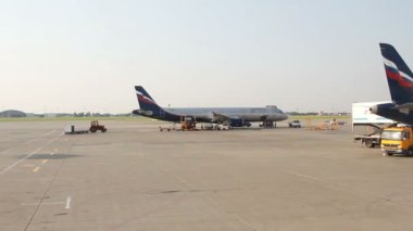 Moscow, Rusya Federasyonu 07 Ağustos 2015: trafik büyük yolcu uçakları ve hizmet otomobil binmek airdrome Sheremetyevo içinde. 