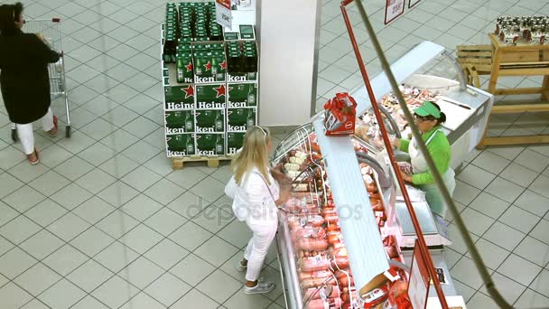 伏尔加格勒 俄罗斯联邦 2015年10月04日 女人在超市买香肠 — 图库视频影像