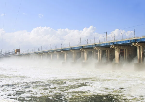 Neustart des Wassers im Wasserkraftwerk am Fluss — Stockfoto