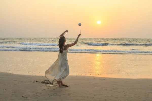インド 2016 身元不明の女性のビーチで Poi を回転 — ストック写真