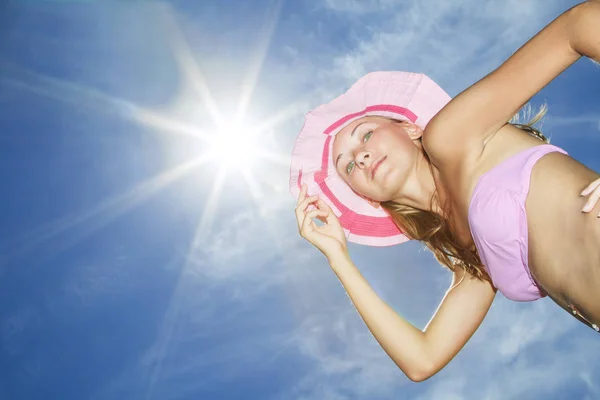 Красивая Молодая Женщина Позирует Розовом Бикини Снова Голубое Небо Солнцем — стоковое фото