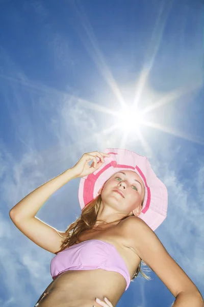 Mulher bonita posando em biquíni rosa novamente céu azul com — Fotografia de Stock