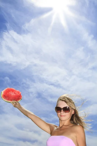 Красивая Молодая Женщина Позирует Арбузом Против Голубого Неба Солнцем — стоковое фото