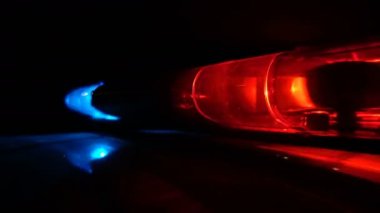 Polis mavi ve kırmızı lamba iplik karanlıkta yanıp sönen