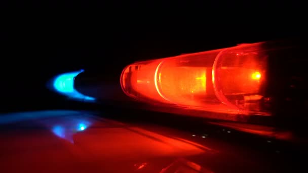 Polícia Azul Vermelho Lâmpada Piscando Girando Escuro — Vídeo de Stock