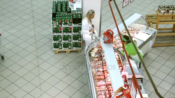 Volgograd Fédération Russie Octobre 2015 Une Femme Achète Des Saucisses — Video