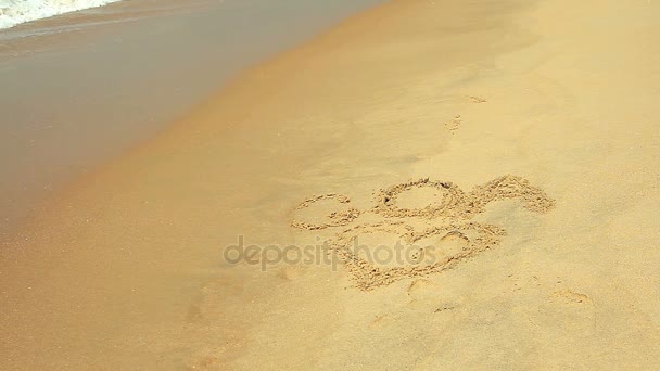 波浪式触摸沙子以我爱的题字果阿 — 图库视频影像