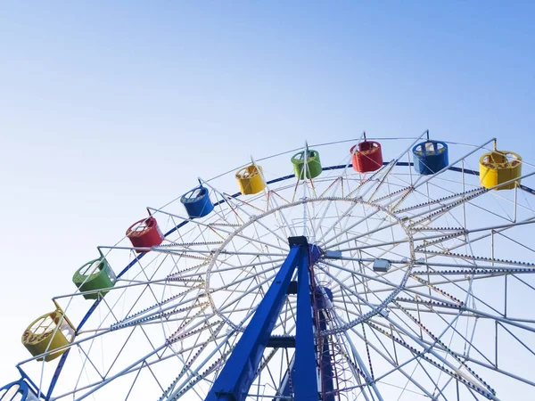 Onderzijde weergave van een reuzenrad over blauwe hemel — Stockfoto