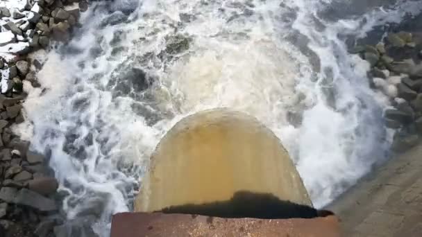Suurten Ruosteisten Putkien Jätevedet Sulautuvat Jokeen Höyrypilvissä — kuvapankkivideo