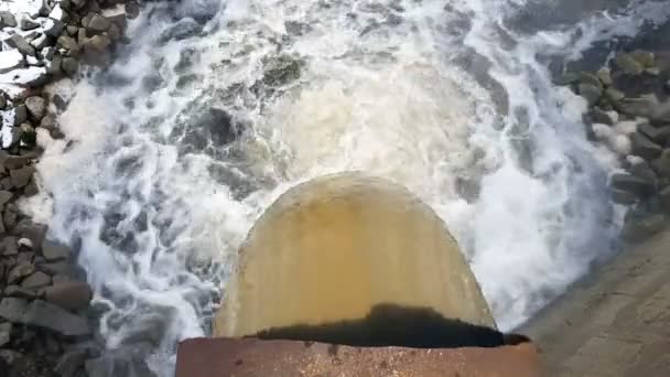 Acque Reflue Del Grande Tubo Arrugginito Fondono Nel Fiume Nuvole — Video Stock