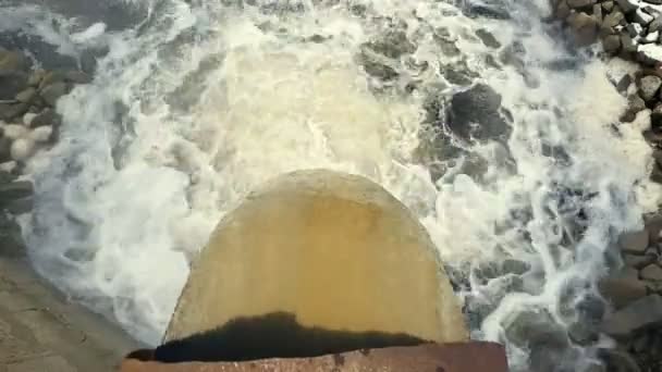 Odpadní Voda Velkého Rezavého Potrubí Splývá Řeky Oblacích Páry — Stock video