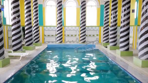 Verfrissend Zwembad Een Hal Met Zuilen — Stockvideo