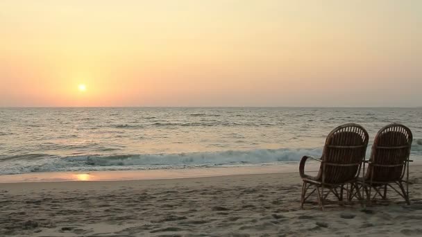 Zwei Stühle Küstennähe Bei Sonnenuntergang — Stockvideo