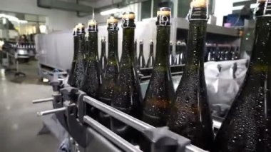 Sennoy, Rusya Federasyonu 15 Şubat 2018: şişeleme ve konveyör hattı Şarap Fabrikası'nda mühürleme