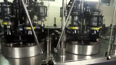 Sennoy, Rusya Federasyonu 15 Şubat 2018: şişeleme ve konveyör hattı Şarap Fabrikası'nda mühürleme