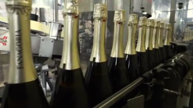 Sennoy, Rusya Federasyonu 15 Şubat 2018: şişeleme ve konveyör hattı Şarap Fabrikası'nda mühürleme