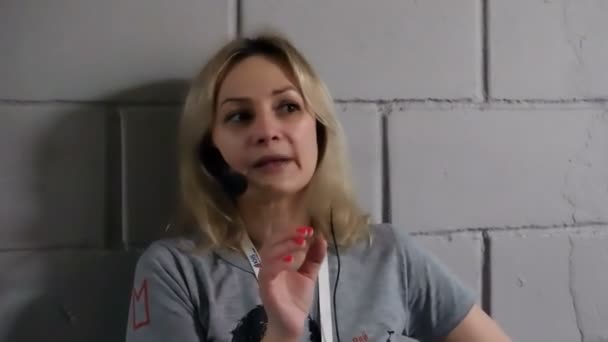 Moskwa Federacja Rosyjska Lipca 2017 Kobieta Prowadzi Prezentację Przed Publicznością — Wideo stockowe