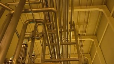 Santralin içinde sarı ışıklandırmalı modern büyük filtre sistemi