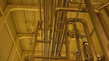 Santralin içinde sarı ışıklandırmalı modern büyük filtre sistemi