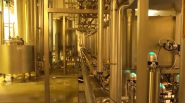 Santralin içinde sarı ışıklandırmalı modern büyük filtre sistemi