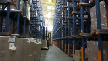 Sennoy, Rusya Federasyonu 14 Şubat 2018: Yükleyicilerin modern bir depoda karton kutularla dolu paletleri yükleme çalışmaları