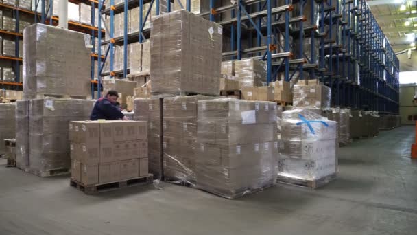 2018年2月14日 俄罗斯联邦Sennoy 装卸机在现代化仓库的货架上装纸板箱的工作 — 图库视频影像