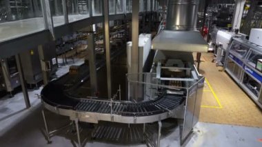 Moskova, Rusya Federasyonu 21 Ekim 2017: Bir çok makineyle birlikte bira fabrikası içi