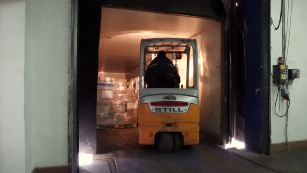 2018年2月14日 俄罗斯联邦Sennoy Forklift正在室外将货物从仓库运送到卡车 — 图库视频影像