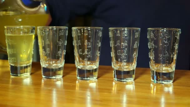 Barman Derramando Álcool Para Cinco Tiros Perto — Vídeo de Stock