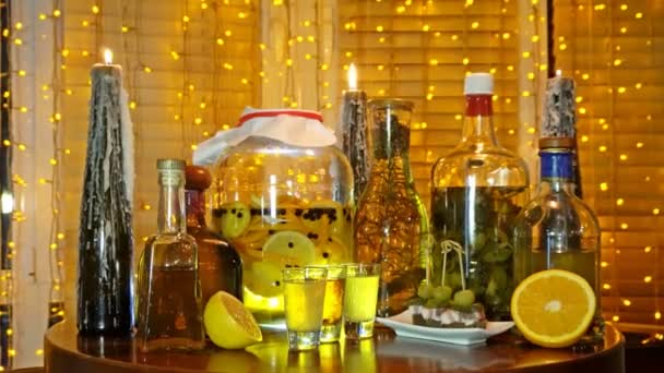 窓の近くのテーブルの上のバーのアルコールのチンキの範囲ブラインドとガーランド — ストック動画