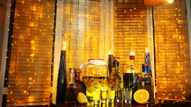 Die Auswahl Alkoholischen Tinkturen Der Bar Auf Dem Tisch Neben — Stockvideo