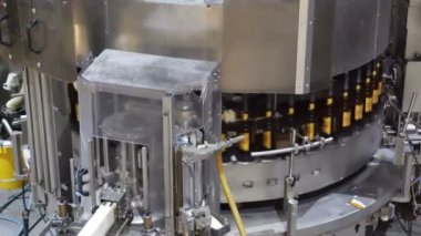 Moskova, Rusya Federasyonu - 21 Ekim 2017: Bira şişeleme ve şişeleri etiketleme hattı