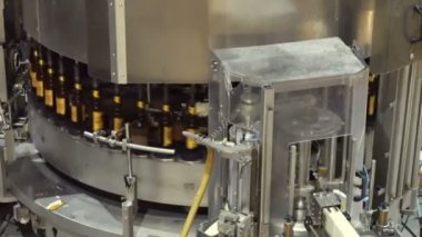 Moskova, Rusya Federasyonu - 21 Ekim 2017: Bira şişeleme ve şişeleri etiketleme hattı