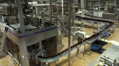 Moskova, Rusya Federasyonu 21 Ekim 2017: Bir çok makineyle birlikte bira fabrikası içi