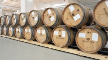 Sennoy, Rusya Federasyonu 14 Şubat 2018: eski şarap mahzeninde şarap fıçıları yığılmış