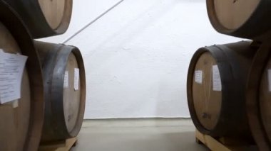 Sennoy, Rusya Federasyonu 14 Şubat 2018: eski şarap mahzeninde şarap fıçıları yığılmış