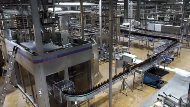 Moscow, Russian Federation October 21, 2017: Beer factory interior with a lot of machines — Stock Footage Moscow Russian Federation October 2017 Beer Factory Interior Lot Machines Stock Video
