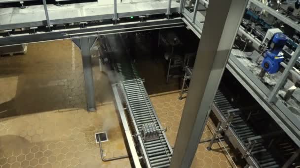 Piwo Fabryka Wnętrz Dużą Ilością Maszyn — Wideo stockowe